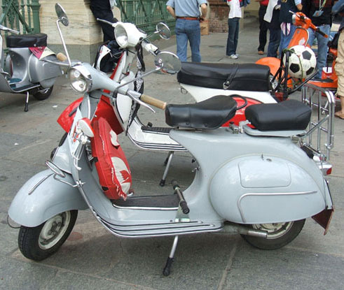 Scooter Vespa in bella mostra in piazza Castello