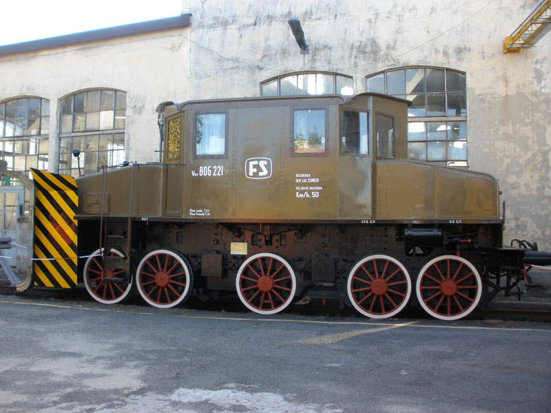  Locomotive a Torino Smistamento 2011 - Motrice elettrica Vnx 806.221 adattata a spazzaneve