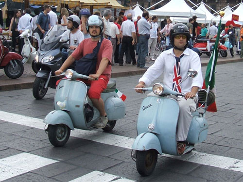 Scooter Vespa in piazza Castello a Torino